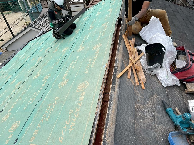 棟部の下地撤去作業